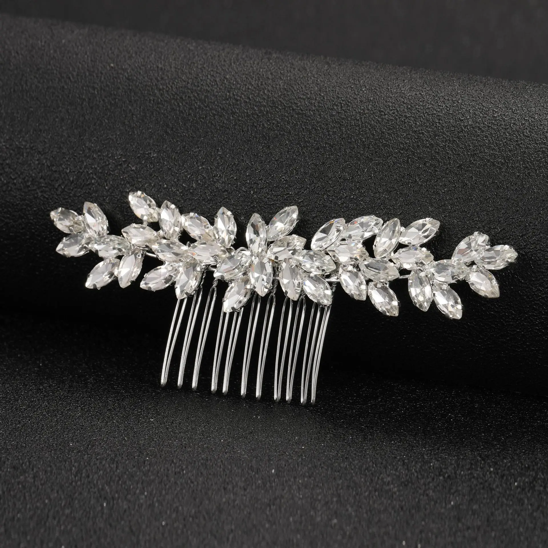Broche à cheveux argentée lauriers en cristaux droite